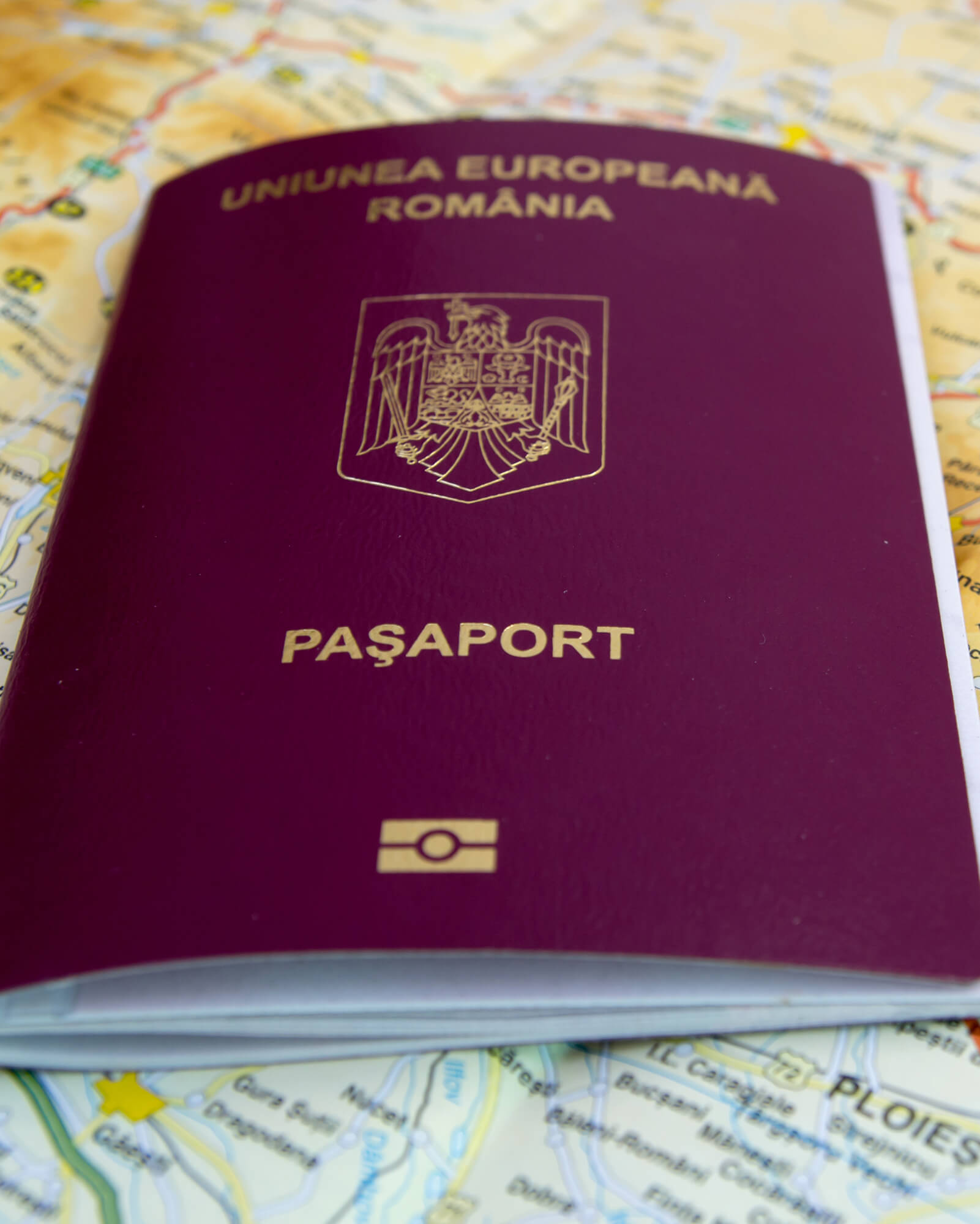 Pașaport românesc și buletin de identitate